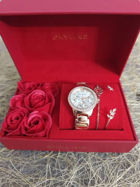 Conjunto Relógio de Senhora dourado mais duas pulseiras da Skyline . Relógios de Pulso