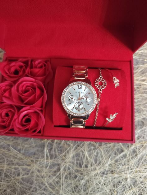 Conjunto Relógio de Senhora dourado mais duas pulseiras da Skyline . Relógios de Pulso