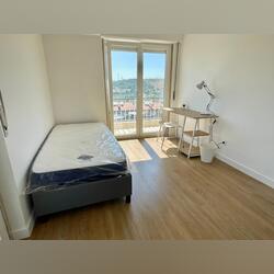 Quarto arrendamento a estudantes. Ofereço Quarto para Arrendar. Odivelas. 70 m2 3 quartos Cama de solteiro   1 banho Médio (4-11 meses) Andar intermédio Internet Mobiliado Quarto privado Elevador Limpeza incluída Sem animais domésticos Proibido fumar