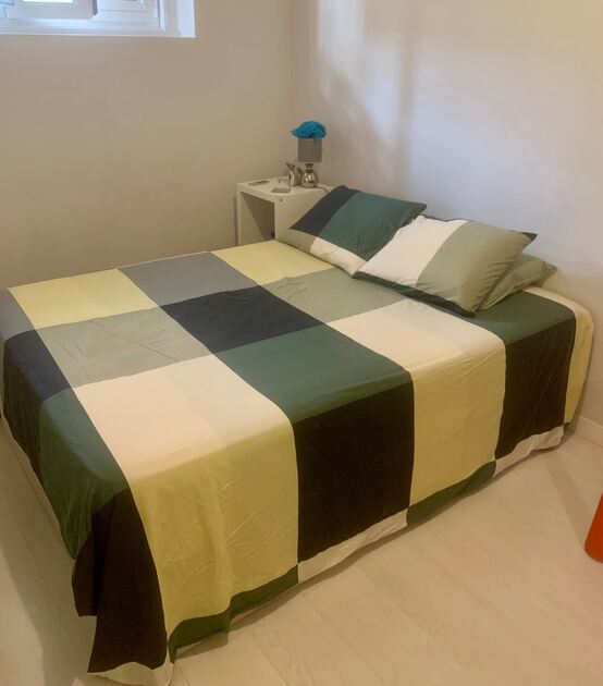 Cama + Colchão – 140x190 cm – COMO NOVOS! – 300€ (. Camas