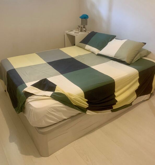 Cama + Colchão – 140x190 cm – COMO NOVOS! – 300€ (. Camas