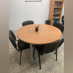 Mesa FAMO. Conjunto de mesa e cadeiras. Porto Cidade. Redondo Pele    Novo / Como novo