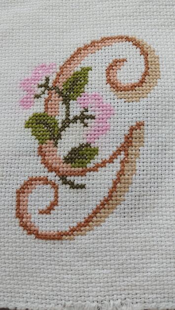 Iniciais em bordado ponto de cruz. Outros Arte e Decoração