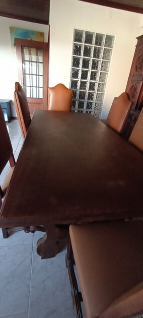 Vendo Mesa de Sala de Jantar c/8 Cadeiras em pele.. Conjunto de mesa e cadeiras