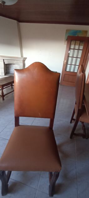 Vendo Mesa de Sala de Jantar c/8 Cadeiras em pele.. Conjunto de mesa e cadeiras