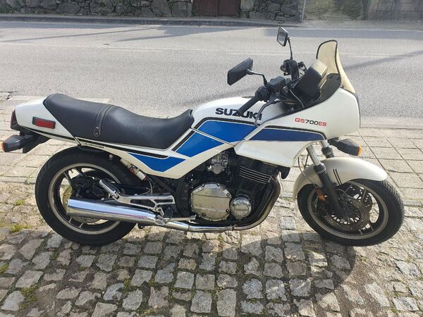 Suzuki GS700es de 1985. Motos