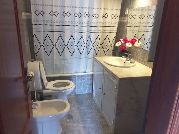 Quarto. Ofereço Quarto para Arrendar