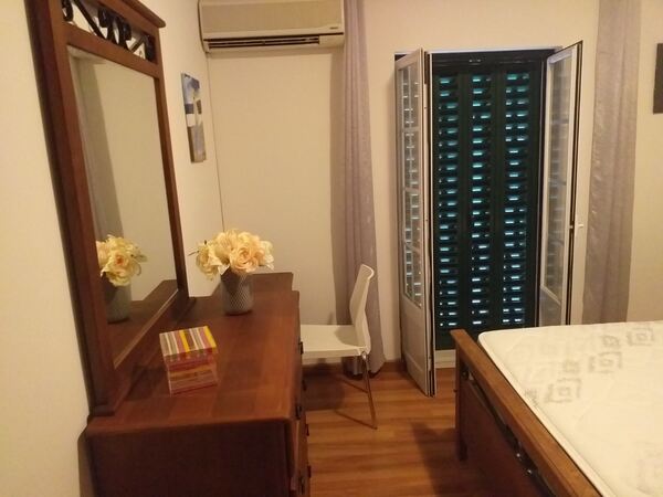 Quarto. Ofereço Quarto para Arrendar