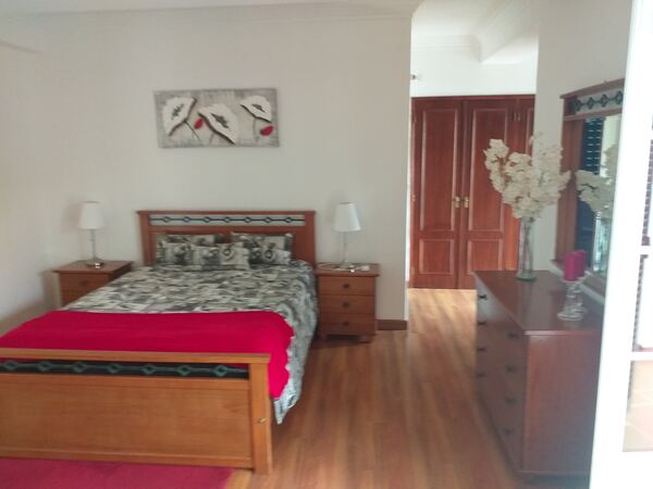 Quarto. Ofereço Quarto para Arrendar
