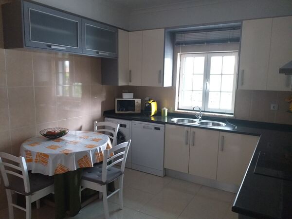 Quarto. Ofereço Quarto para Arrendar