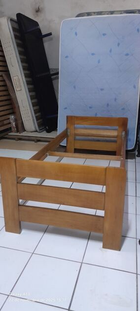 Cama infantil/juvenil com colchão. Camas