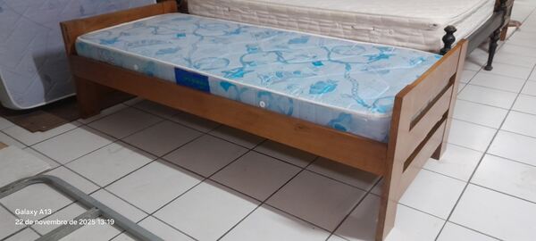 Cama infantil/juvenil com colchão. Camas