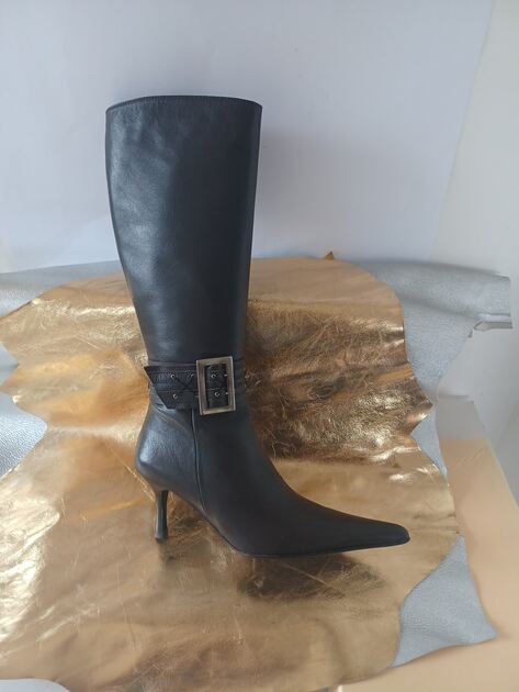 Vendo Botas de cano alto em couro . Botas e botins