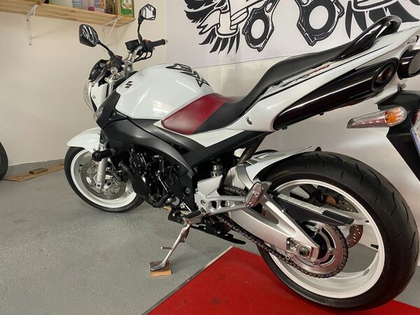 Vendo Suzuki GSR 600. Motos
