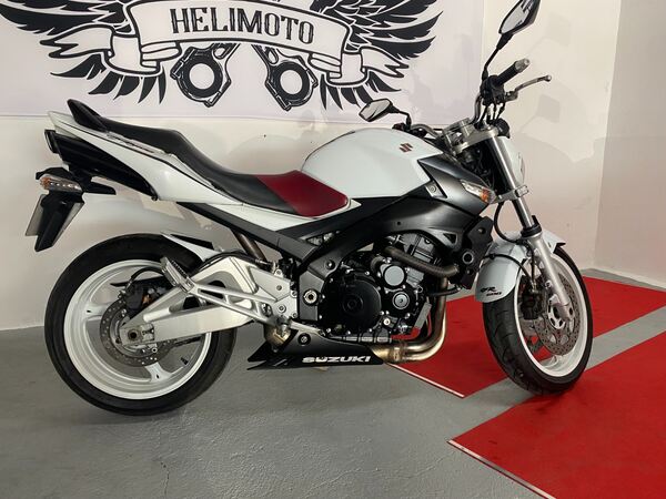 Vendo Suzuki GSR 600. Motos