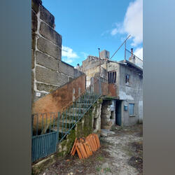 Casa da Lagariça para reconstrução. Casa e apartamentos para vender