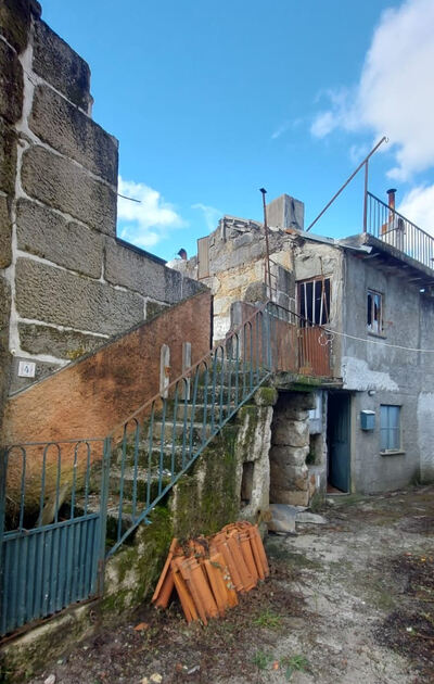 Casa da Lagariça para reconstrução. Casa e apartamentos para vender