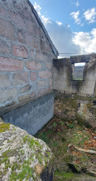 Casa da Lagariça para reconstrução. Casa e apartamentos para vender