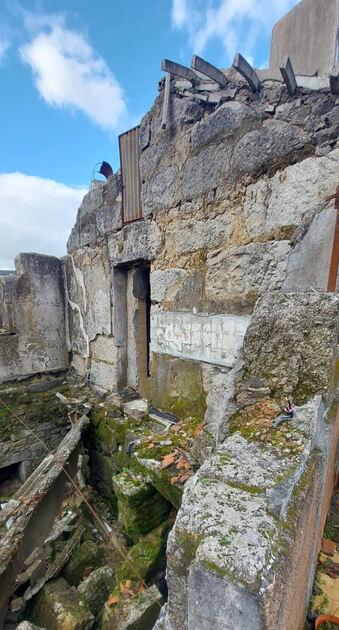 Casa da Lagariça para reconstrução. Casa e apartamentos para vender