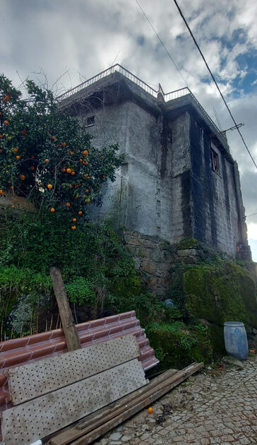 Casa da Lagariça para reconstrução. Casa e apartamentos para vender