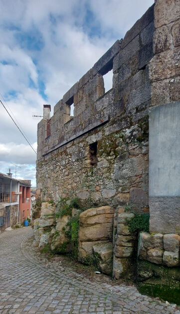 Casa da Lagariça para reconstrução. Casa e apartamentos para vender