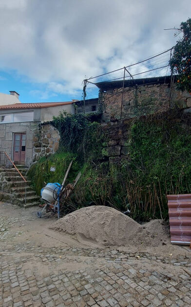 Casa da Lagariça para reconstrução. Casa e apartamentos para vender