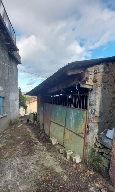 Casa da Lagariça para reconstrução. Casa e apartamentos para vender