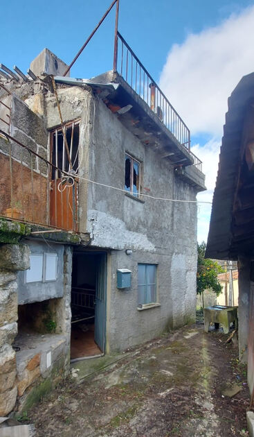 Casa da Lagariça para reconstrução. Casa e apartamentos para vender