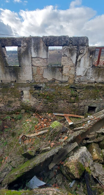 Casa da Lagariça para reconstrução. Casa e apartamentos para vender