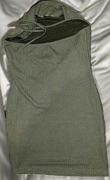 Vestido Justo Curto com Decote Cai Cai. Vestidos