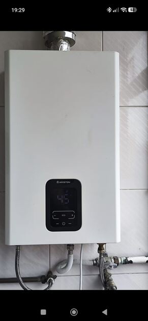 Esquentador para gaz natural da Ariston . Aquecedores de Água
