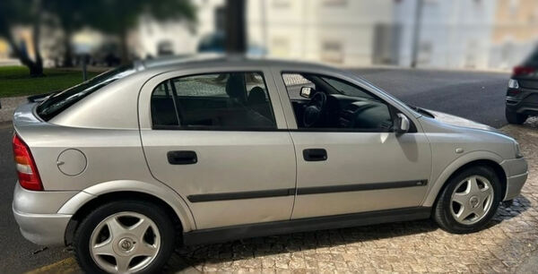 Opel Astra 2000. Carros