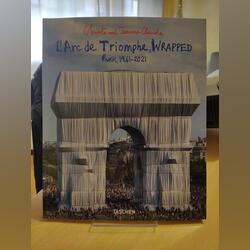 Livro “L’Arc de Triomphe, Wrapped”. Livros. Cinfães. Arte Inglês    Muito bom Capa mole