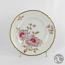 Prato porcelana Artibus com flores e friso em ouro. Pratos