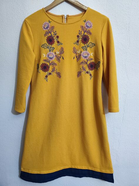 Vestido elegante bordado cor mostarda tamanho L XL. Vestidos
