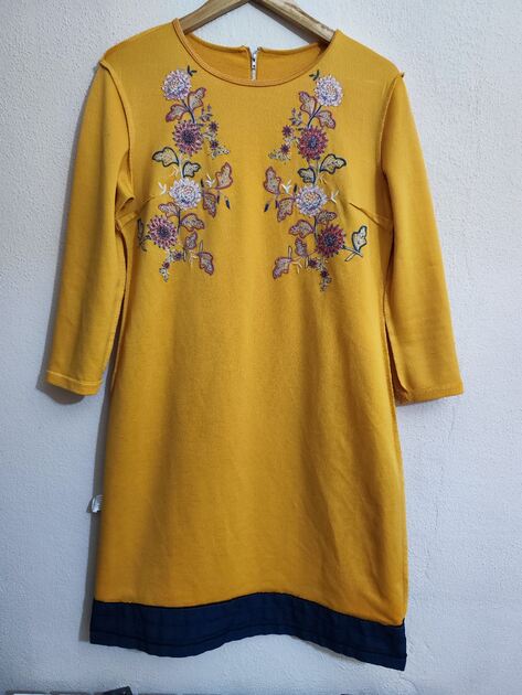 Vestido elegante bordado cor mostarda tamanho L XL. Vestidos