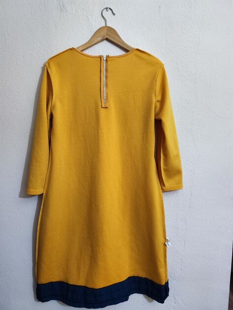 Vestido elegante bordado cor mostarda tamanho L XL. Vestidos