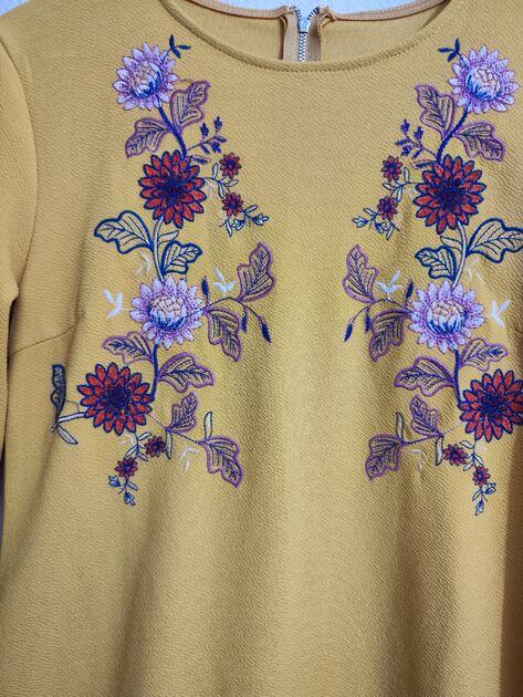 Vestido elegante bordado cor mostarda tamanho L XL. Vestidos