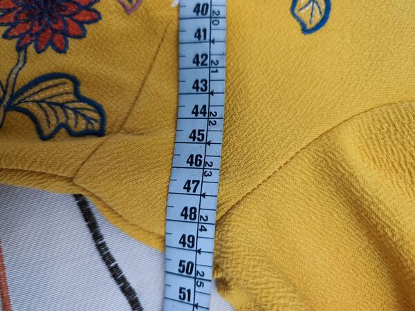 Vestido elegante bordado cor mostarda tamanho L XL. Vestidos