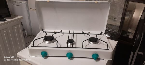Fogão de 3 bocas a gás de botija. Fogões