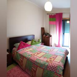 Arrendamento de quarto. Ofereço Quarto para Arrendar. Viseu. 18 m2 1 quarto Cama de casal   1 banho Longo (12+ meses) Andar baixo Casa de banho privada Internet Mobiliado Quarto privado Sem animais domésticos Proibido fumar