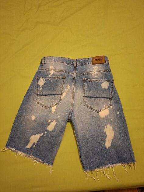 calções descontraídos em ganga. Calções