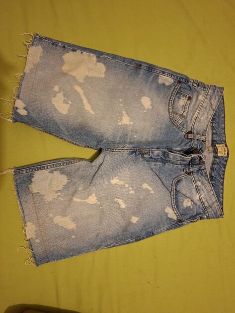 calções descontraídos em ganga. Calções