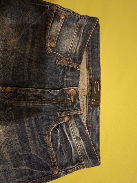 calções descontraídos em ganga. Calções