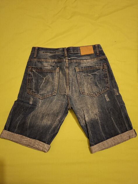 calções descontraídos em ganga. Calções