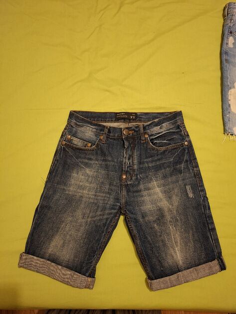 calções descontraídos em ganga. Calções