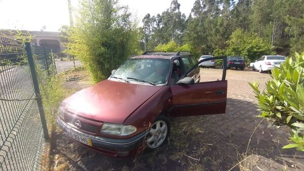 vendo Carrinha OPEL Astra F bordô 1.4i 16v de 95cv. Carros para Peças