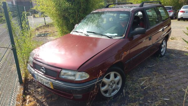 vendo Carrinha OPEL Astra F bordô 1.4i 16v de 95cv. Carros para Peças