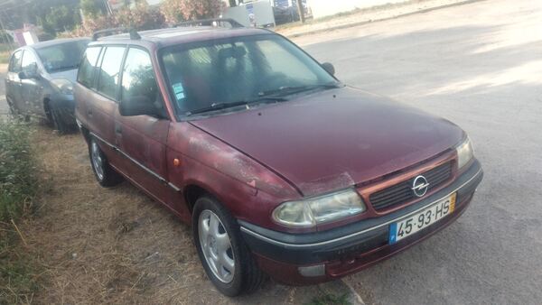 vendo Carrinha OPEL Astra F bordô 1.4i 16v de 95cv. Carros para Peças