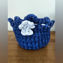 Cesta de crochê ou clorete azul marinho feita à mã. Outros Arte e Decoração
